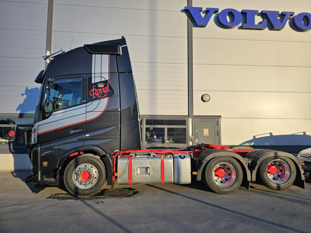 Trucknor // x2 Volvo FH16 Royal 12.23